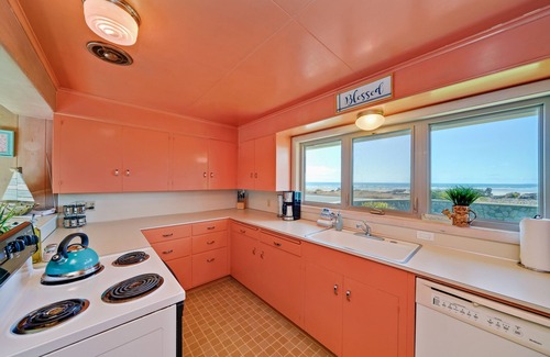 Seaside House | SeaView:}Hot-Tub~StepsToBeach~Ocean/Mt/Golf Views!~Bikes~DogsOK~Cornhole-Patio~