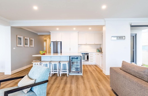 Salamander Bay Apartment | Seaview Splendour 2, 163 Soldiers Point Rd - waterfront stunning unit