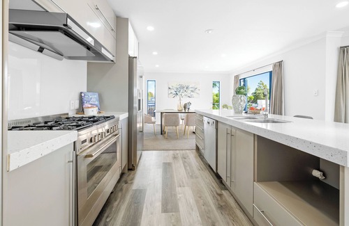 Whenuapai Villa | Seaview Villa near the Harbour.