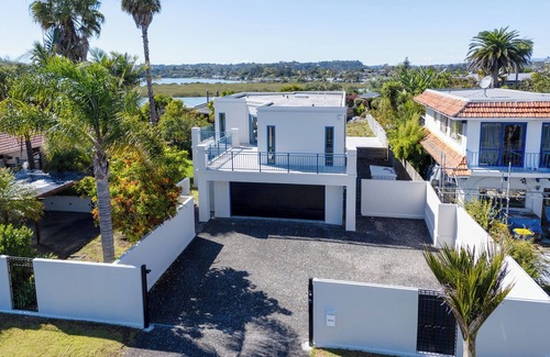 Whenuapai Villa | Seaview Villa near the Harbour.