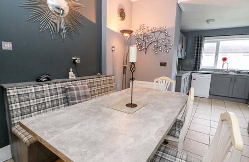 Carnoustie Cottage | SEAVIEW WELLNESS RETREAT, pet friendly, with hot tub in Carnoustie