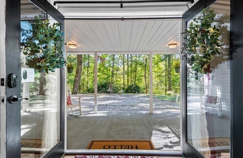 White Bluff House | Secluded 10-Acre Retreat, 2 Properties w/in 5 min walk of each other - Sleeps 14