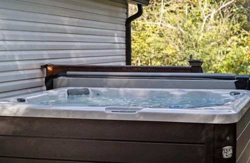 White Bluff House | Secluded 10-Acre Retreat, 2 Properties w/in 5 min walk of each other - Sleeps 14
