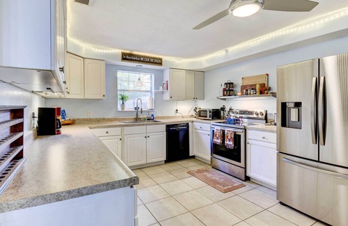 Crestview House | Secluded 2-Home Getaway on < 13 Forest Acres!
