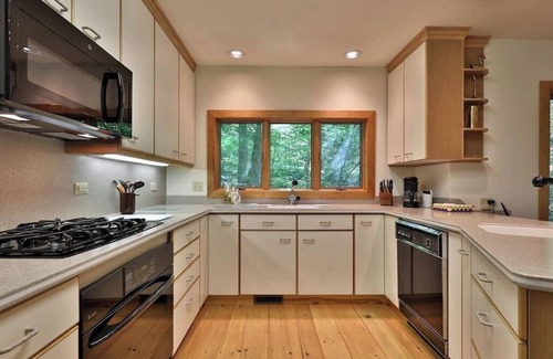 Plymouth House | Secluded 2600 sq ft home 15 min from Okemo+Killington