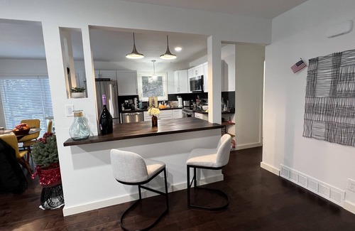 Lake Geneva House | Secluded 3 bedroom Villa, Patio, BBQ + EV charger- Sleeps 9 max
