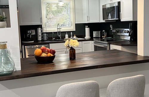 Lake Geneva House | Secluded 3 bedroom Villa, Patio, BBQ + EV charger- Sleeps 9 max