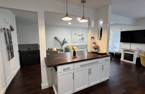 Lake Geneva House | Secluded 3 bedroom Villa, Patio, BBQ + EV charger- Sleeps 9 max