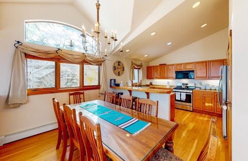 Edwards House | Secluded 3-level retreat with hot tub, W/D, & free shuttle to Arrowhead lift