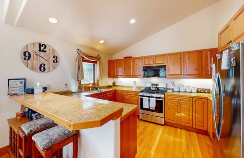 Edwards House | Secluded 3-level retreat with hot tub, W/D, & free shuttle to Arrowhead lift