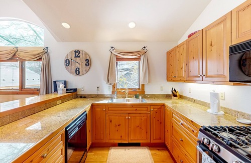 Edwards House | Secluded 3-level retreat with hot tub, W/D, & free shuttle to Arrowhead lift