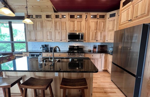 Wentworth House | Secluded 4BR house on 200 acres, stunning mountain and valley views, WiFi & AC