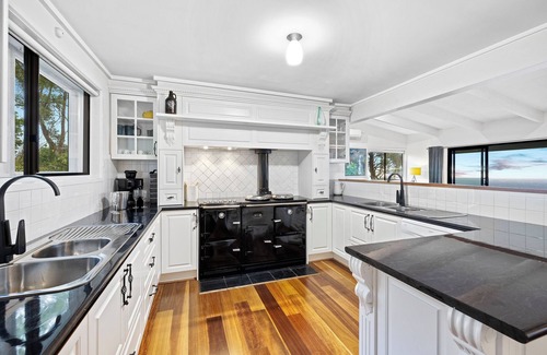 Mount Dandenong House | Secluded 6 bedroom home with stunning views.