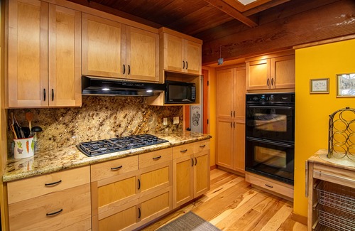 Colfax House | Secluded and PRIVATE Sierra Nevada Foothills vineyard home