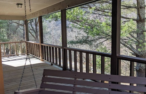 Vest Cabin | Secluded cabin conveniently located near The Mine Made Adventure Park.