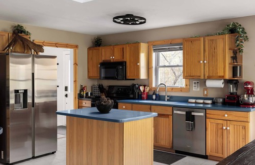 Strasburg Cabin | Secluded Cabin Escape Hot Tub & Games 13 Acres