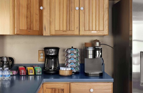 Strasburg Cabin | Secluded Cabin Escape Hot Tub & Games 13 Acres