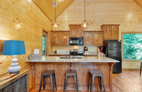 Broken Bow House | Secluded Cabin Getaway w/Hot Tub & Games