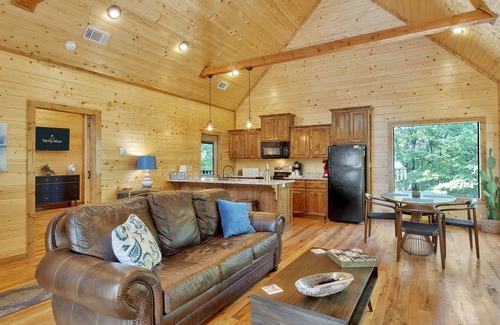 Broken Bow House | Secluded Cabin Getaway w/Hot Tub & Games