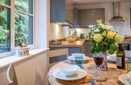Colchester Cottage | Secluded cottage in pretty countryside with woods & walks - Bradleys Barn