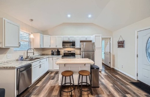 Cedar Creek House | Secluded Country Home on 15 Acres with BBQ. Close to COTA and Airport.