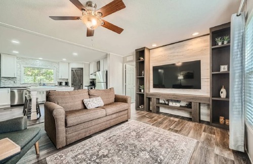 Cedar Creek House | Secluded Country Home on 15 Acres with a BBQ and Upscale Kitchen. Close to COTA and the Airport.