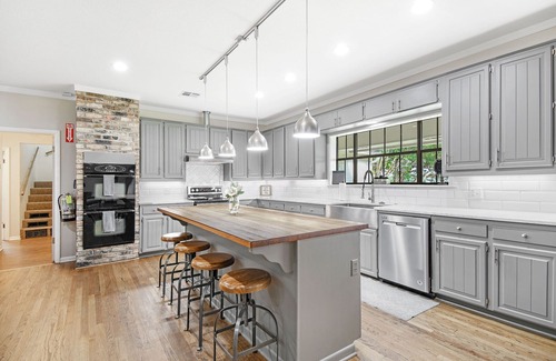 Crawford House | Secluded Country Retreat with Boutique Hotel Vibes plus Pool/Hot Tub sleeps 50+