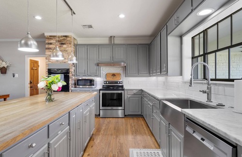Crawford House | Secluded Country Retreat with Boutique Hotel Vibes plus Pool/Hot Tub sleeps 50+