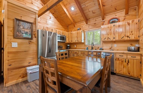 Primrose Cabin | Secluded, forested, new cabin, 2-BR, 2-BA, Hot Tub, Wi-Fi, Smart TV's