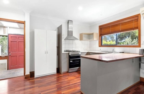Creswick House | Secluded Forrest Find with separate studio, group and pet friendly