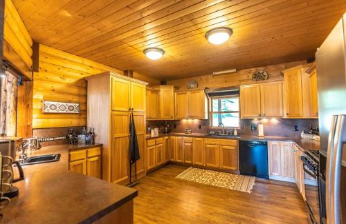 Ennice House | Secluded Getaway- 10 Mins to Blue Ridge Parkway, Sleeps 8, Hot Tub, Fire Pit