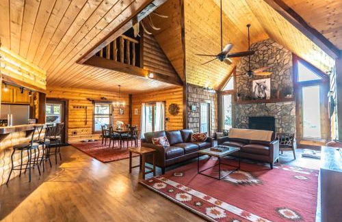 Ennice House | Secluded Getaway- 10 Mins to Blue Ridge Parkway, Sleeps 8, Hot Tub, Fire Pit