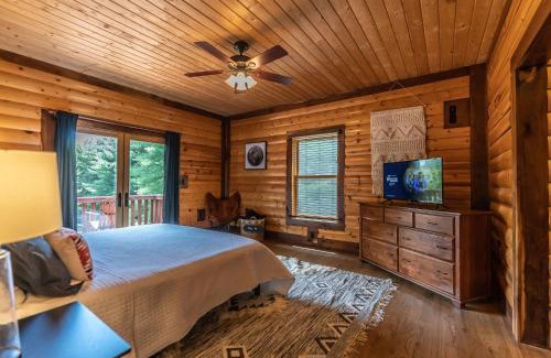 Ennice House | Secluded Getaway- 10 Mins to Blue Ridge Parkway, Sleeps 8, Hot Tub, Fire Pit
