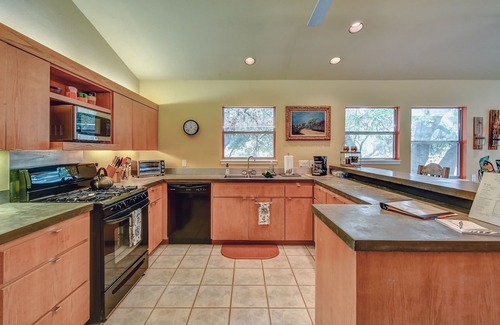 Glen Rose House | Secluded getaway, 2BR, near Fossil Rim, 900 acres, hiking, farm animals
