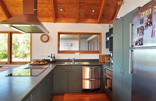 Waiotahi House | Secluded hilltop home with stunning beach views