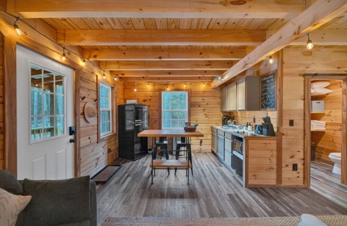 Jamestown Cabin | Secluded Honeymoon Cabin-Hot tub