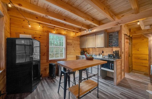 Jamestown Cabin | Secluded Honeymoon Cabin-Hot tub