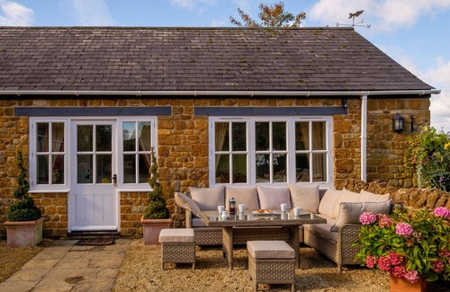 Sibford Gower House | Secluded house with heated pool & tennis court in large exclusive garden.