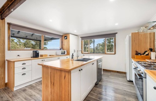 Deep Bay House | Secluded Huon Valley Lodge with Hot Tub & Cottage