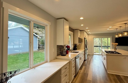 Covington House | ~Secluded Lakehouse Getaway~30 Mins from SEATAC! Renovated, Clean, Fam-Friendly!