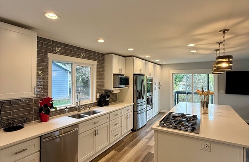 Covington House | ~Secluded Lakehouse Getaway~30 Mins from SEATAC! Renovated, Clean, Fam-Friendly!