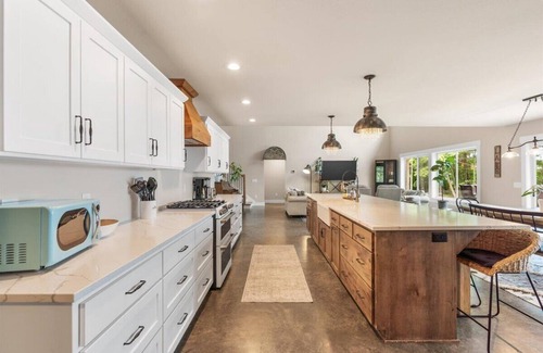 Ossipee House | Secluded lakeside retreat with hot tub, sandy beach, game room, & near Nisswa.
