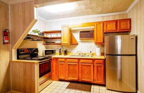 Elkins Cabin | Secluded Lodge*Full kitchen + King Bed