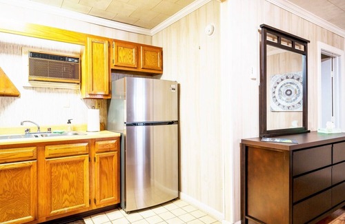 Elkins Cabin | Secluded Lodge*Full kitchen + King Bed