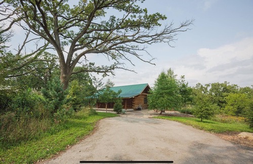 Hazel Green Cabin | Secluded log cabin at the end of a quiet dead end lane