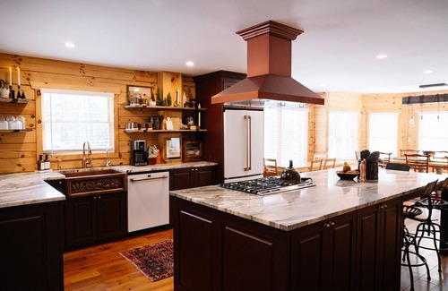 Hamilton Township Cabin | Secluded Luxury Cabin with Hot Tub, 10 mins from Cobourg Beach