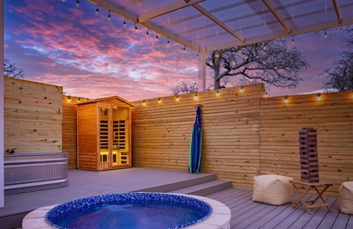 Wimberley Villa | Secluded Luxury Couples cabin Sauna Pool