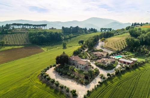 Ramazzano House | Secluded Mansion in Perugia with Hot Tub