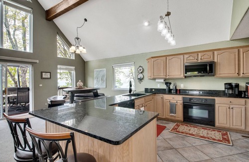 Lupton City House | Secluded Mountain House on 12 acres w/Pond! 20 min to downtown Chattanooga!