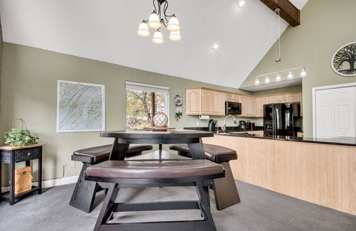 Lupton City House | Secluded Mountain House on 12 acres w/Pond! 20 min to downtown Chattanooga!
